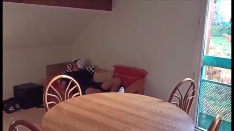 Justin hoodwar: Un tip este futut de un bărbat mascat care îl face...