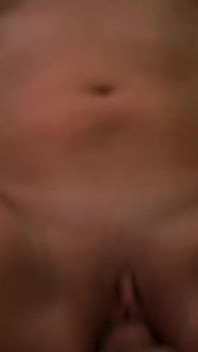 Dolce ragazza ha un bel orgasmo squirt