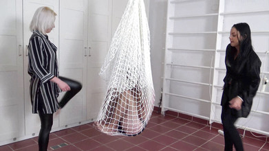 Femdom Austria: Chutando brinquedo para as senhoras sado!