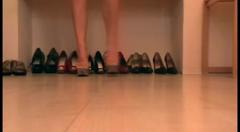 Foot Girls: Une MILF amateur joue avec des chaussures