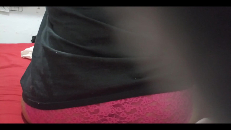 Karmicoxv: 私は妻の部屋に携帯電話の録音を残し、彼は下着を着ていました