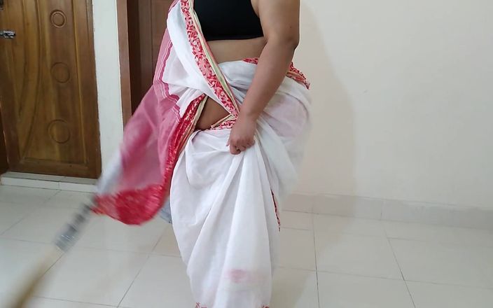 Aria Mia: 집에서 청소하는 동안 인도 무슬림 55살 섹스하는 이웃 소년
