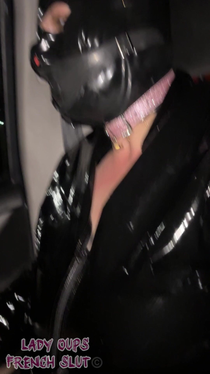 Lady Oups: Curvă Supusă În Latex Cu Glugă Și Mușcătură În Mașină Expusă