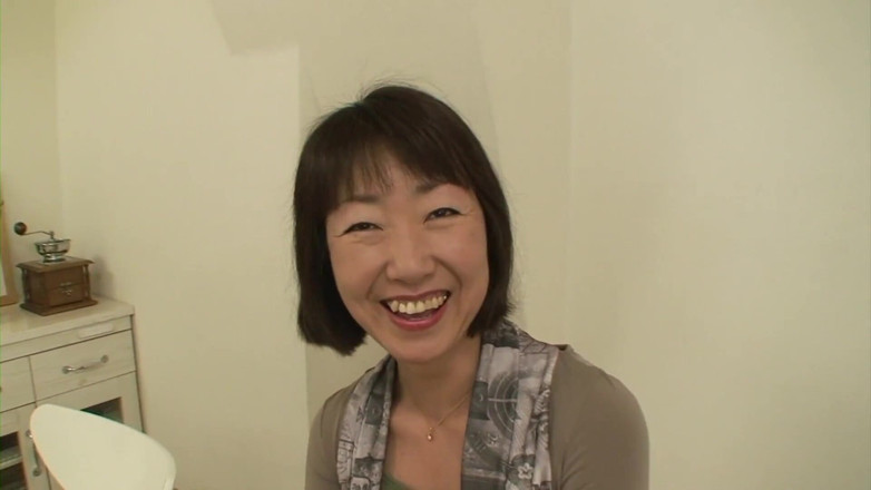 Asian Mature Climax: Futând-o tare pe masa din bucătărie