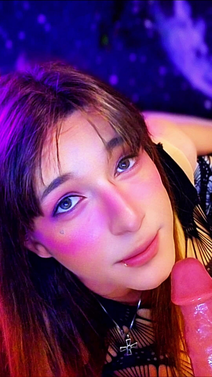 Bella Roar: Güzel Trans Kız Büyük Emmeyi Seviyor