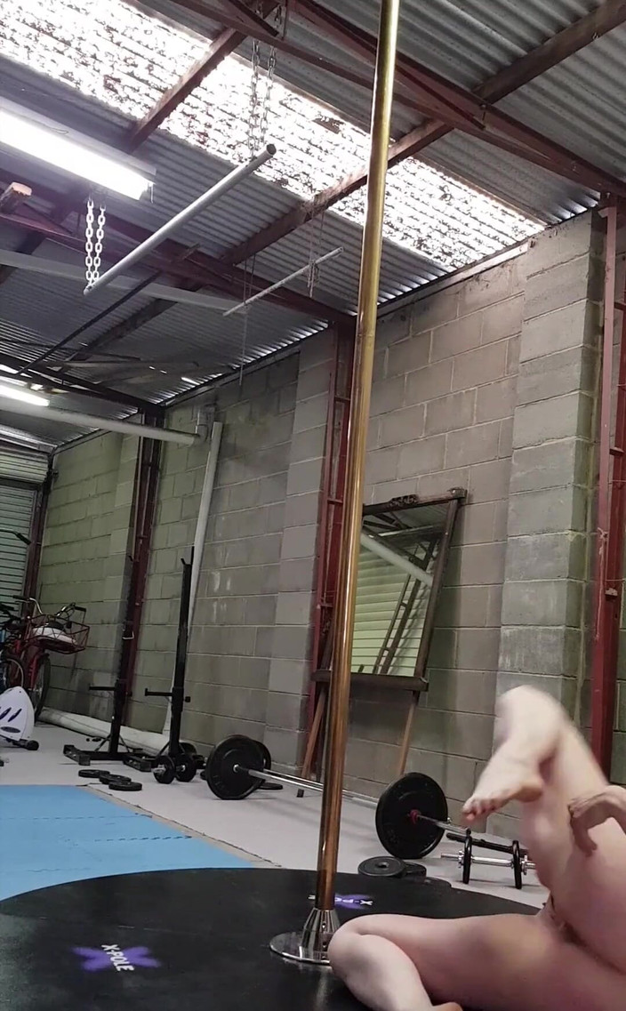 Michellexm: Super seksowny taniec na rurze, w pewnym momencie pcham się...