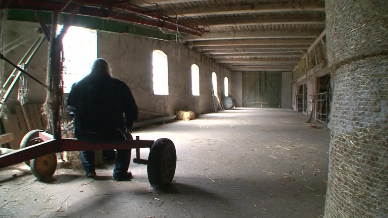 Absolute BDSM films - The original: Humillantes dominantes nalgadas en la granja