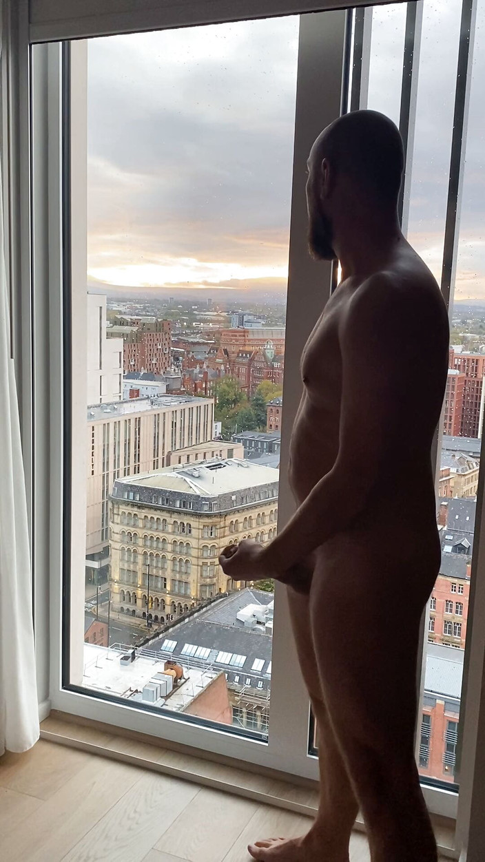 Robex Hib: Exhib masturbarse y correrse sobre la vista del paisaje urbano.