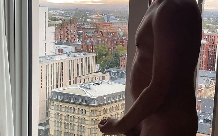 Robs Nudes: Exhib si honí a stříká nad pohledem panoráma města.