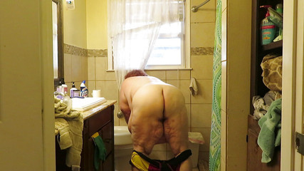 BBW nurse Vicki adventures with friends: Sexy zpocená mokrá Naighty Sestra Vicki se po umytí auta...