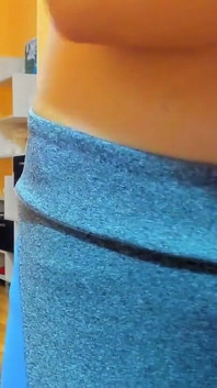 Der striptease der vollbusigen brünette im sexy roten kleid