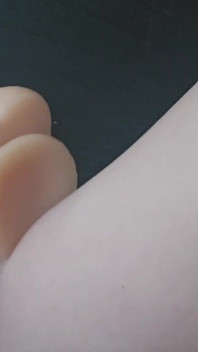 Dildo blonde comel mengongkek pepeknya semasa pemandu Ubernya perlu menonton