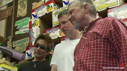 Bound in public: スタッドリー・万引き犯がナスを尻に突っ込み、顔中に精液を浴びる