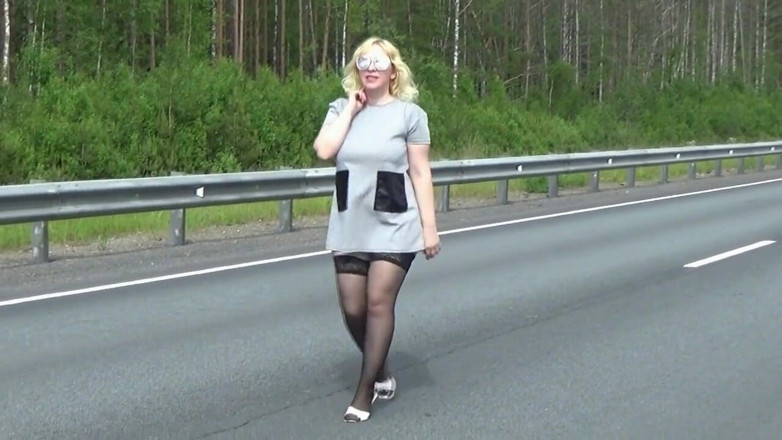 Nylon-Heels: Na silnici ukazuje sexy milfka svou kundičku