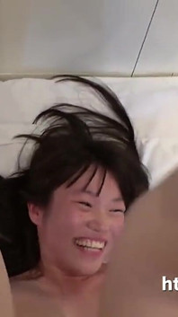 Awek Asia yang comel dan pemalu menghisap batang