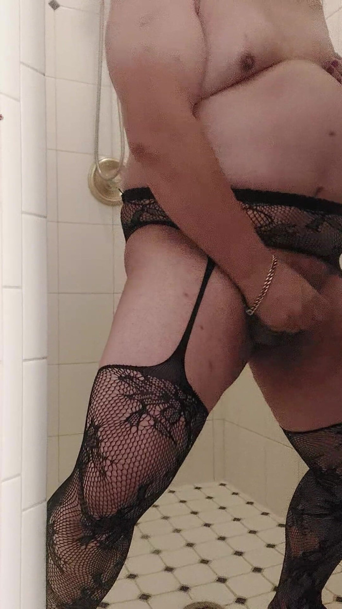 Tongue Lashor 69: 我在淋浴时玩弄我的女鸡巴