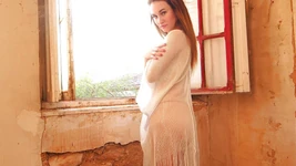 Ariel ortiz अपने सौतेले पापा के लिए सेक्सी डांस करती है, ताकि वह कामुक हो सके