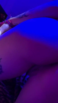 Brunetka Latina dostala striptýz a lahodný orální sex, aby sváděla starého paroháče