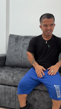 Menonton kawan baik saya melancap membuatkan saya sangat terangsang sehingga saya menaiki zakarnya yang kaya.