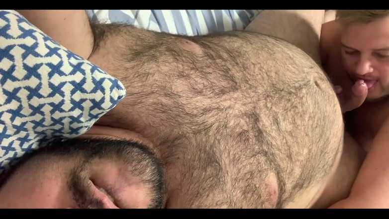 Ksanchez1203: でも、今度は熱い乳を飲んで、彼のチンコを舐めて熱い精液を飲んで