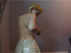 Lucky Wankerz: Malá amatérská blonďatá kočka s malými kozami si užívá masturbaci