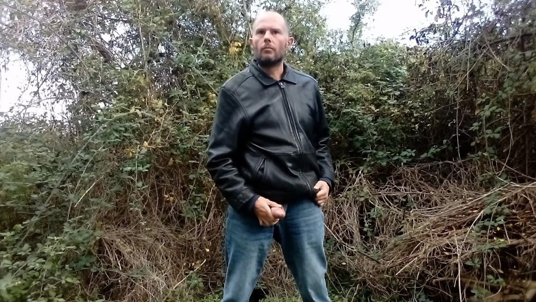 Rockardglans: Un papa rockard pisse en se branlant et éjacule pour un...
