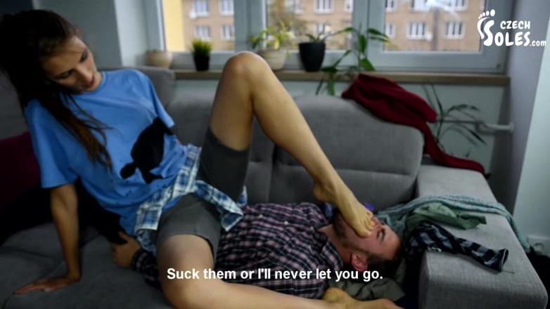 Czech Soles - foot fetish content: Junge und stinkende füße dominieren armen mann