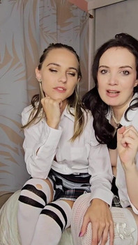 Chloe et Faye, étudiantes, taquinent un coaching masturbatoire