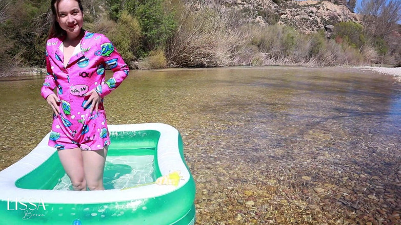 Lissa Brown: 我穿着睡衣和袜子潜入