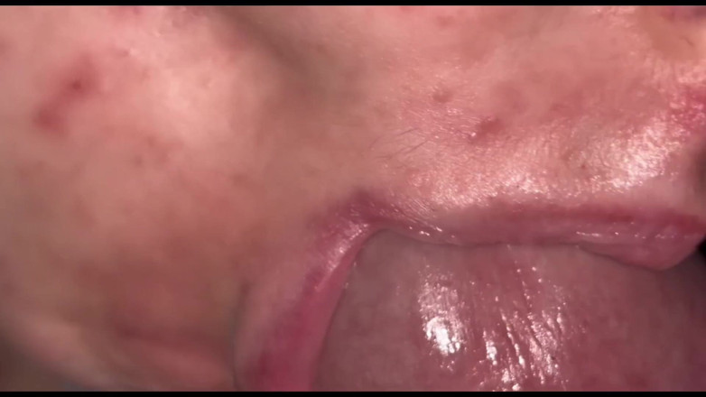 Leo15398: Je jouis dans sa bouche.