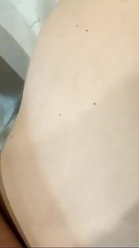慢慢地用大鸡巴操我妻子的阴唇，并射在她的屁股上