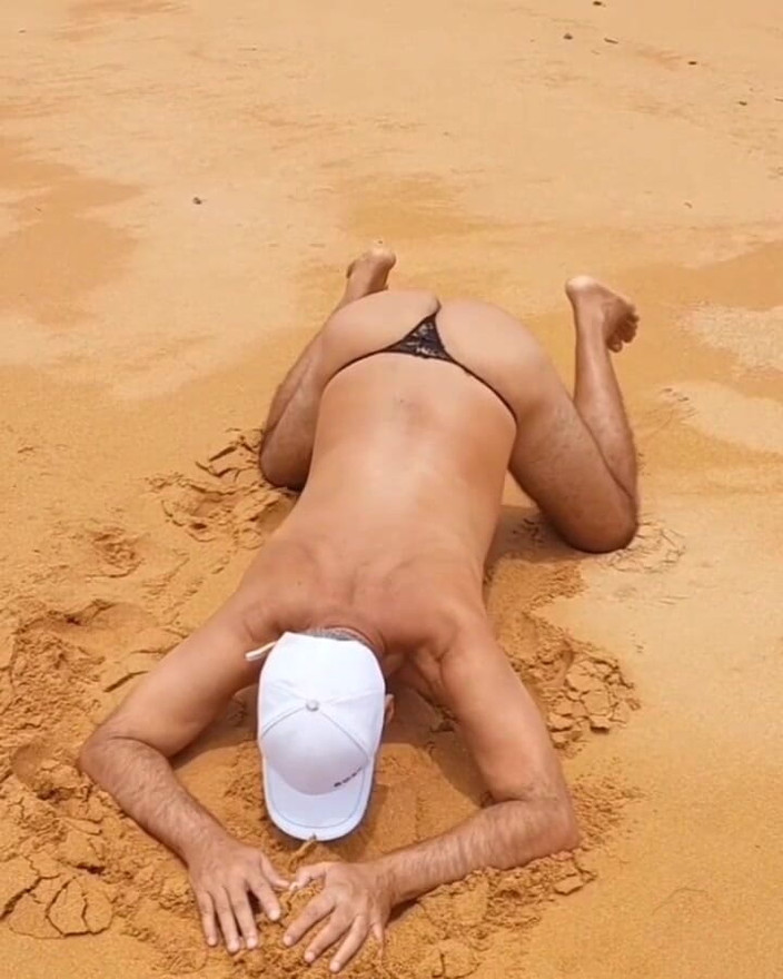 Ladysilvas: レディシルバ・クロスドレッサーがパンティ姿でビーチにいる なんてセクシーなお尻なんだ