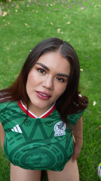 Mei Cornejo _ (creampie) göğüslü, ahlaksız ağzına boşalmaya çalışıyor.