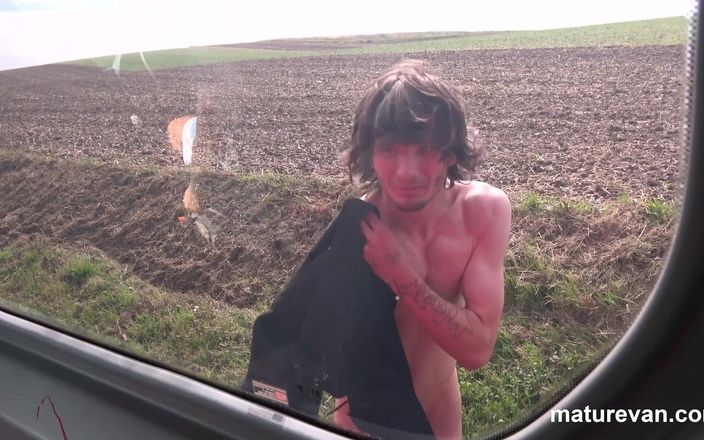 MatureVan: Un garçon hippie baise pour la première fois par Maturevan