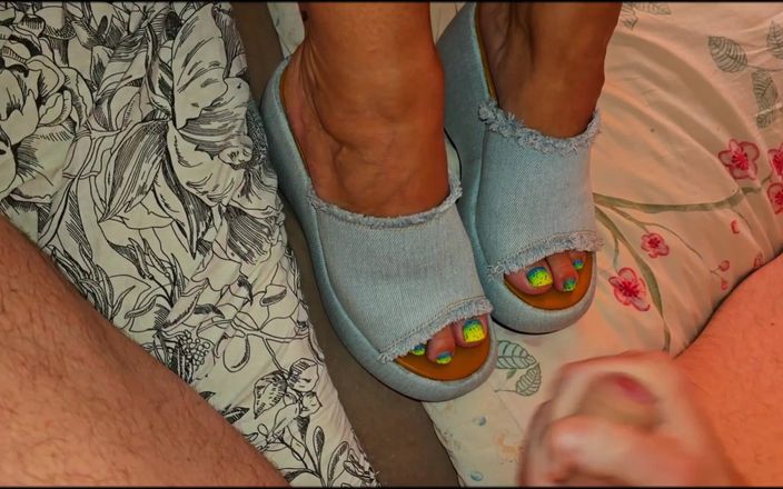 Anna Fire: Heiße MILF wird in Denim Flip-flops auf einer Plattform gefickt