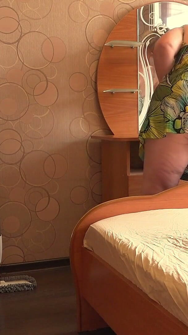 Milf Big Tits: Mijn volwassen vrouw ruimt op en de thuiscamera houdt haar...