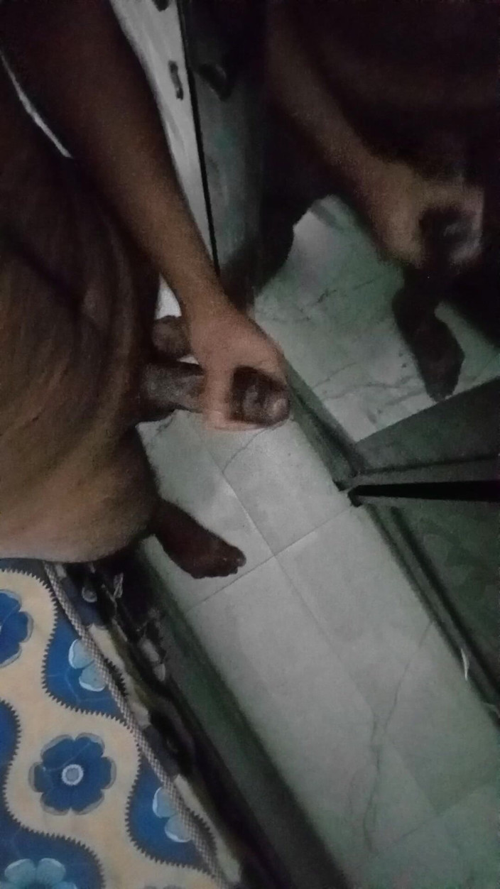 Raaz26d: Büyük yarağımı yatak odasında yağlıyorum ve aynanın önünde mastürbasyon yapıyor