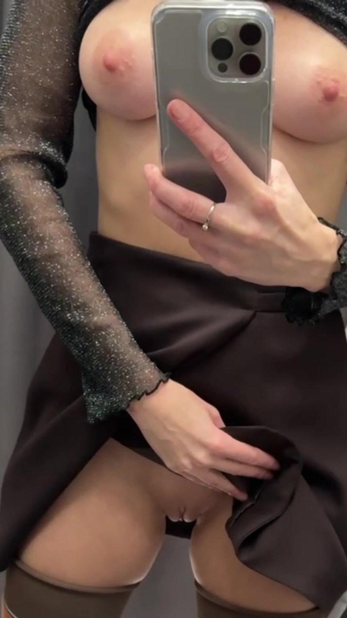 Sonya Pretty: Naga dziewczyna w przymierzalni