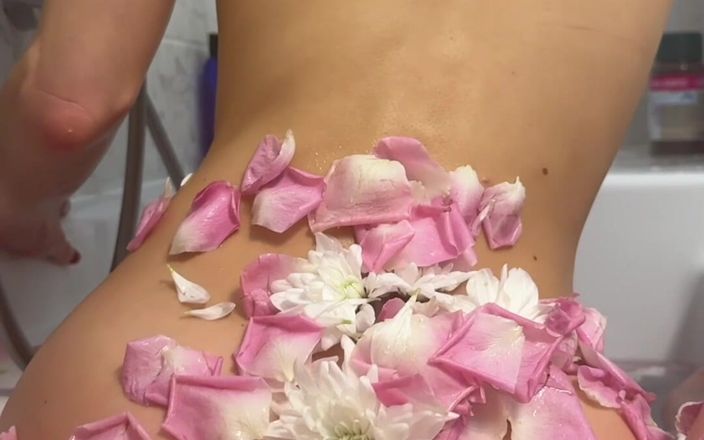 Gina Gerson: Růžový koupel pěnový fetiš s Mayou Rose