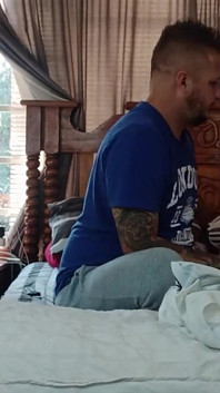 Saya menikmati batang kecil lelaki curang suri rumah