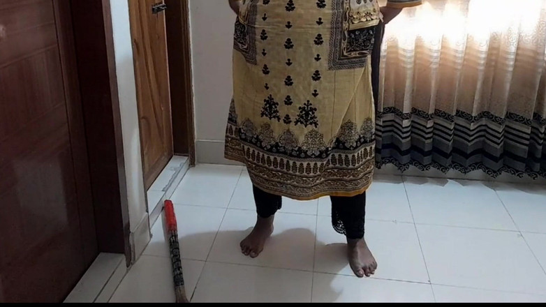 Aria Mia: Egyptská muslimská bbw tetička uvízne pod postelí při úklidu, pak jí...