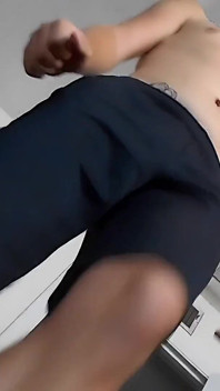 Gekweld door gigantische twink voor het onderbreken van zijn training