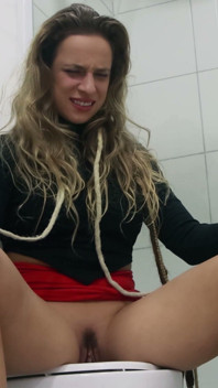 Pârțuri zgomotoase și împuțit în toaletă