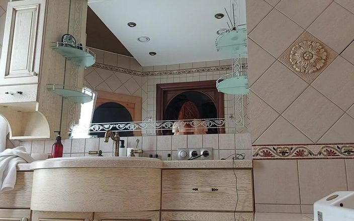 GinnaGg: Une femme charmante se prépare dans la salle de bain...