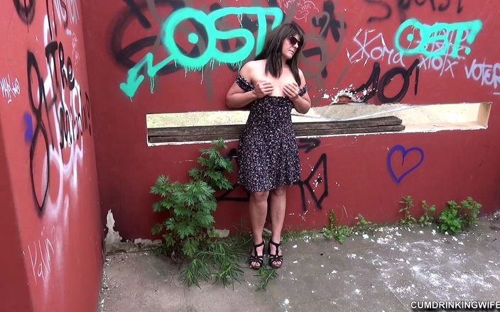 Cumdrinking Wife: Puta de porra no Edifício de Arte Moderna