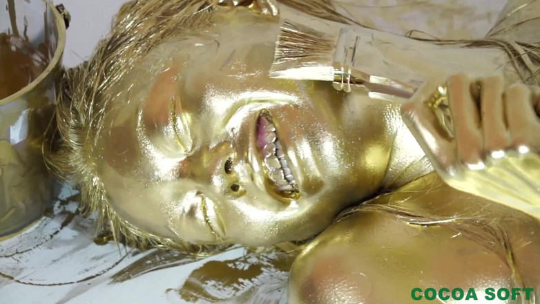 Cocoa Soft: Asiática en pintura de oro complació