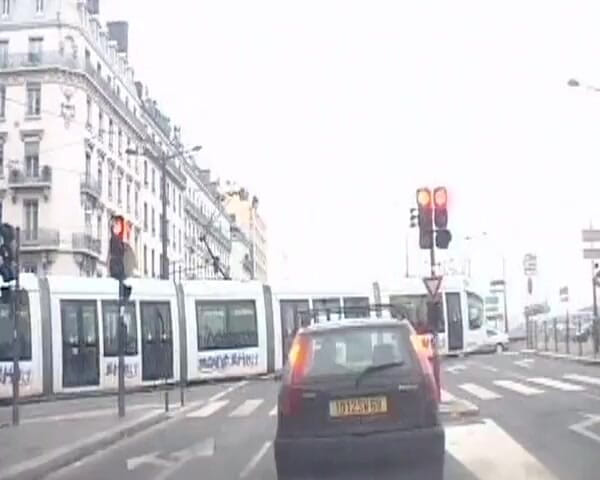 Monde Francais: 丸いお尻のフランス痴女は、同時に2人の男を喜ばせることができます