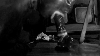 Kali Futa: La bambola di gomma succhia un dildo