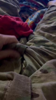 Gay Soldier Stuff: Armádní voják střílí sexy mrdku Na některé červené kalhoty pro následovníka (velký...