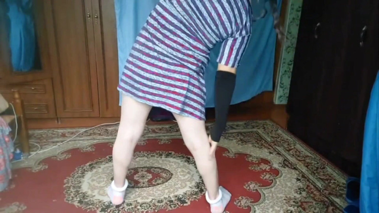 Kitty_Cross: Impresionante travesti con las mejillas sofocadas tomando café helado